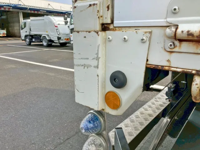 運転席側リヤ柱下部に引きキズがあります。|三菱 ファイター QKG-FK62FZの写真18