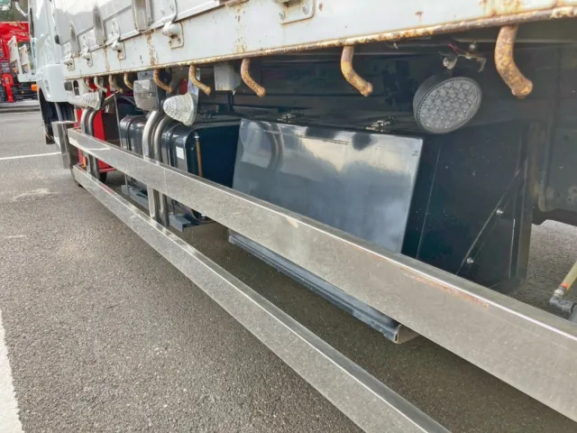 ボディー助手席側中央部に工具箱が付いています。|三菱 ファイター QKG-FK62FZの写真19