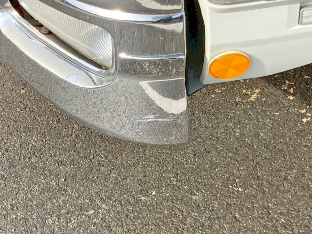 フロントバンパー助手席側に引きキズがあります。|三菱 ファイター QKG-FK62FZの写真23
