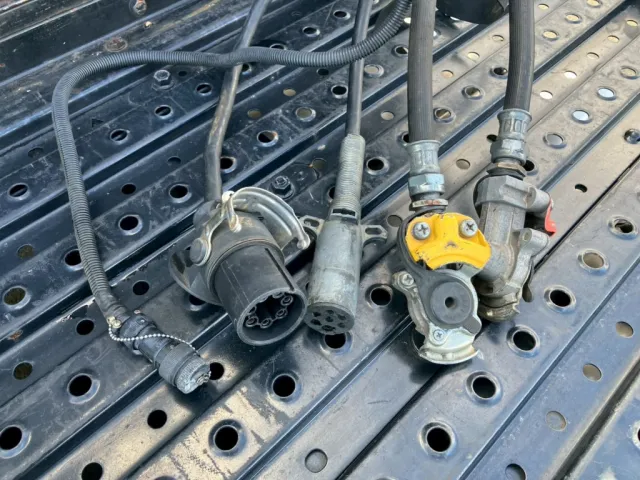 接続コネクター類です。|日野 プロフィア 2DG-SS1EKHAの写真11