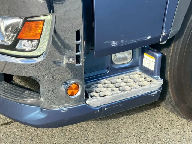 助手席側フロントバンパー、ドア、ステップにキズ・ヘコミ・割れがあります。|日野 プロフィア 2DG-SS1EKHAの写真13