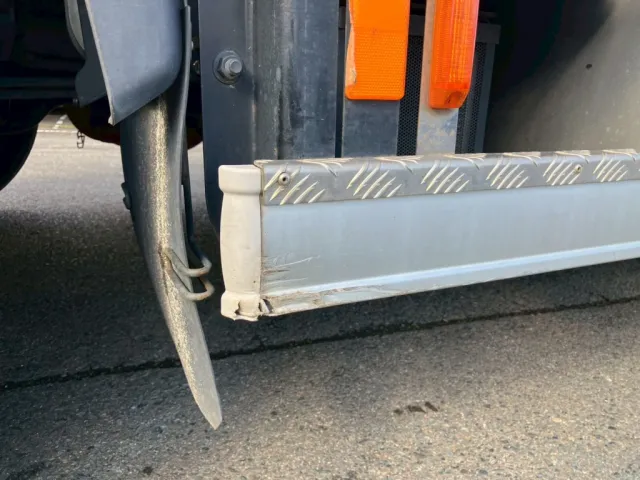 助手席側サイドバンパーにキズ・割れがあります。|日野 プロフィア 2DG-SS1EKHAの写真17