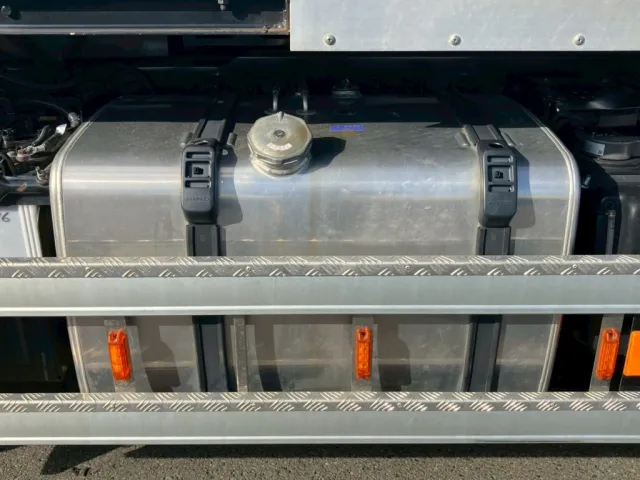燃料タンクは390Lです。|日野 プロフィア 2DG-SS1EKHAの写真24