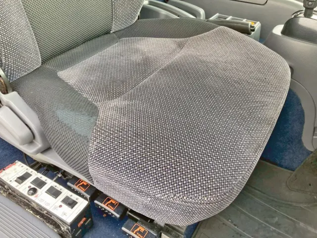 運転席座面にヘタリ・スレがあります。|いすゞ フォワード 2RG-FRR90S2(2WD)の写真8