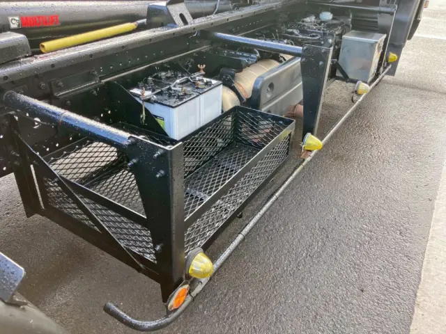 運転席側に物入れが付いています。|いすゞ フォワード 2RG-FRR90S2(2WD)の写真10