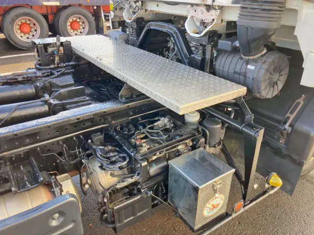 キャブバックに踊り場 及び 運転席側にステンレス製の物入れが付いています。|いすゞ フォワード 2RG-FRR90S2(2WD)の写真11