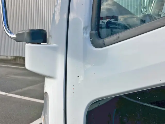 助手席ドアにヘコミがあります。|いすゞ フォワード 2RG-FRR90S2(2WD)の写真14