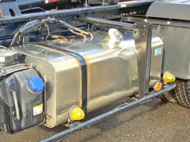 燃料タンクは200Lステンレス製です。(タンク前方にヘコミがあります)|いすゞ フォワード 2RG-FRR90S2(2WD)の写真20