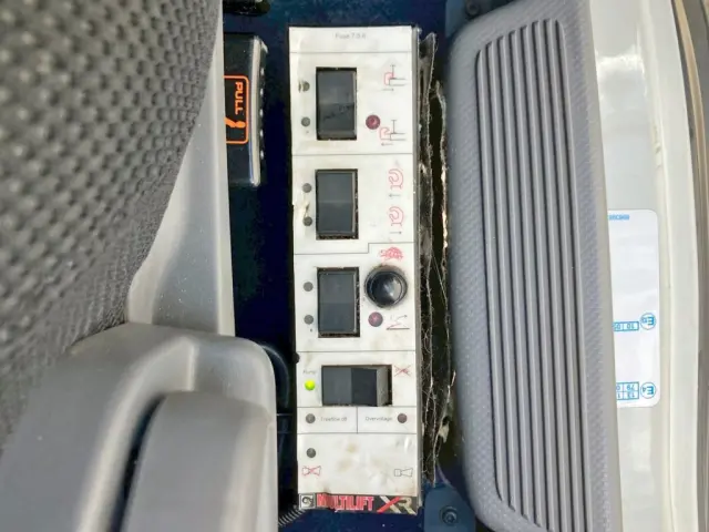 マルチリフトのコントローラーです。|いすゞ フォワード 2RG-FRR90S2(2WD)の写真22