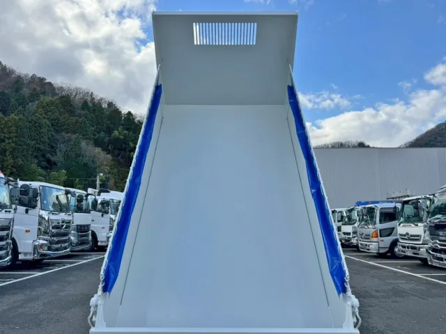 床は鉄板です。|三菱 キャンター 2RG-FBA60(2WD)の写真8