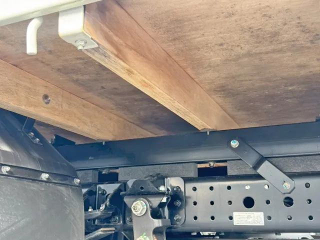 シャーシとネタの状態です。(縦ネタ鉄製・横ネタ木製です)|三菱 キャンター 2PG-FEB80(2WD)の写真6