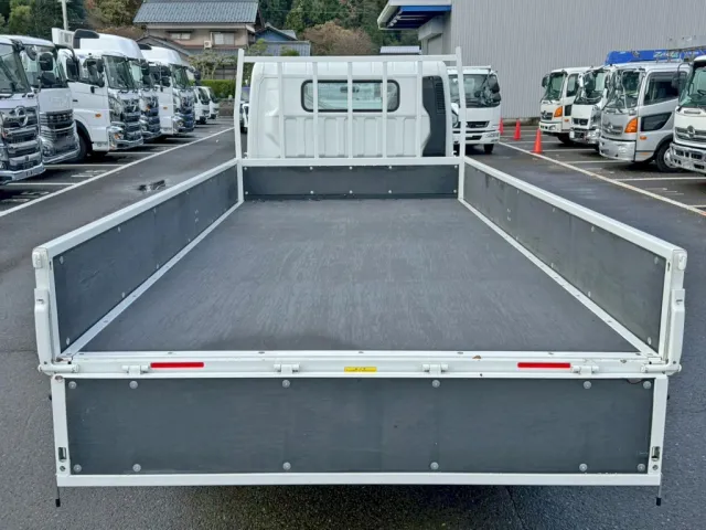 床は板張りです。|三菱 キャンター 2PG-FEB80(2WD)の写真8
