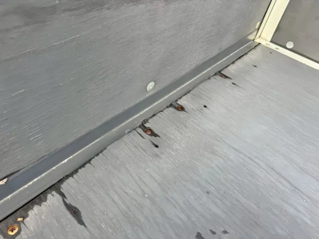 床板前方に波打ち・割れ箇所があります。(運転席側)|三菱 キャンター 2PG-FEB80(2WD)の写真10