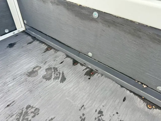 床板前方に波打ち・割れ箇所があります。(助手席側)|三菱 キャンター 2PG-FEB80(2WD)の写真11