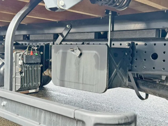 助手席側に工具箱が付いています。|三菱 キャンター 2PG-FEB80(2WD)の写真15