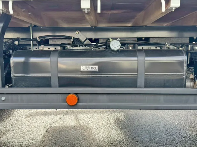 燃料タンクは100Lです。|三菱 キャンター 2PG-FEB80(2WD)の写真17