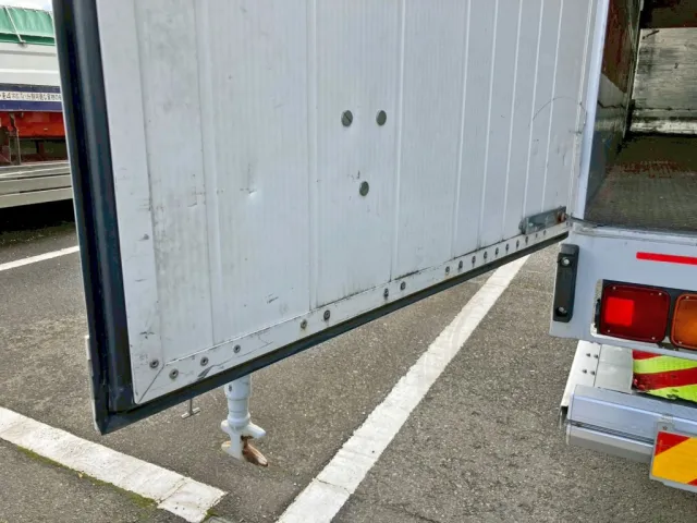 助手席側リヤドア内側にヘコミがあります。|いすゞ フォワード TKG-FRR90S2(2WD)の写真11