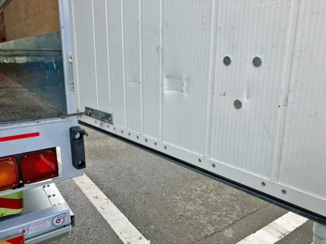 運転席側リヤドア内側にヘコミがあります。|いすゞ フォワード TKG-FRR90S2(2WD)の写真12