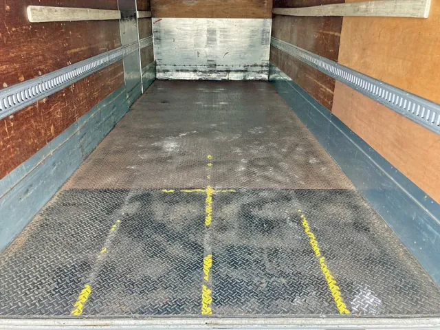 床は縞板鉄板です。|いすゞ フォワード TKG-FRR90S2(2WD)の写真18