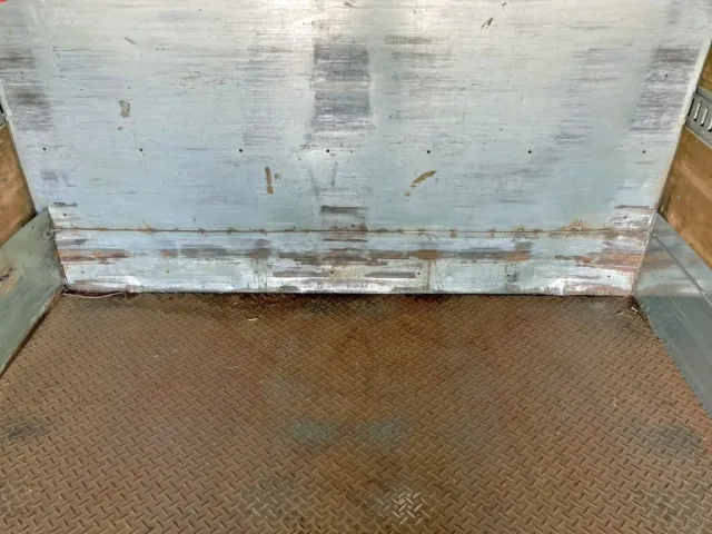 プロテクター下部にヘコミがあります。|いすゞ フォワード TKG-FRR90S2(2WD)の写真27