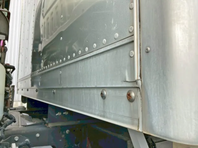 前壁助手席側下部に割れがあります。|いすゞ フォワード TKG-FRR90S2(2WD)の写真28