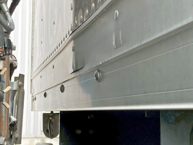 前壁中央側下部に割れがあります。|いすゞ フォワード TKG-FRR90S2(2WD)の写真29