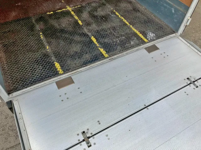 ゲートを上限まで上げた状態です。|いすゞ フォワード TKG-FRR90S2(2WD)の写真31