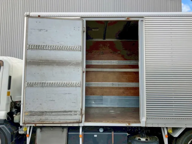 サイドドアを開いた状態です。|いすゞ フォワード TKG-FRR90S2(2WD)の写真36