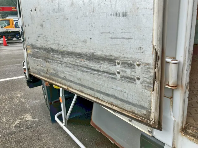 サイドドア裏側下部にキズ・割れがあります。|いすゞ フォワード TKG-FRR90S2(2WD)の写真37