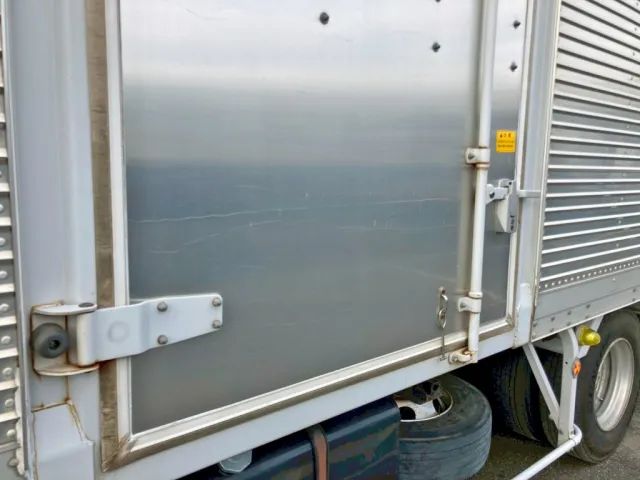 サイドドアに引きキズがあります。|いすゞ フォワード TKG-FRR90S2(2WD)の写真40