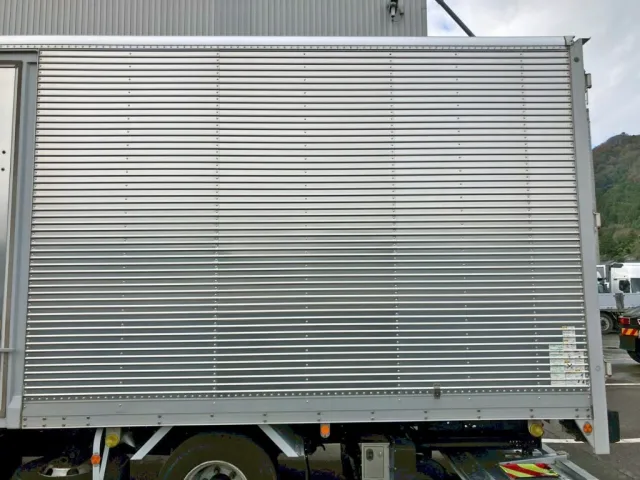 ボディー助手席側後方より3枚目のコルゲートが張替えされています。|いすゞ フォワード TKG-FRR90S2(2WD)の写真41