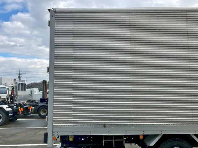 ボディー運転席側後方2枚のコルゲートが張替えされています。|いすゞ フォワード TKG-FRR90S2(2WD)の写真42