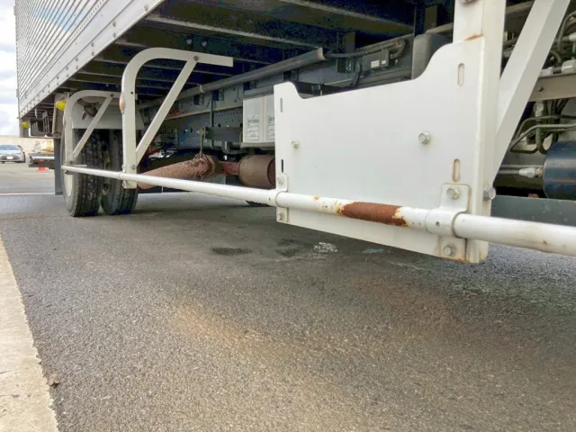 運転席側サイドバンパーにサビがあります。|いすゞ フォワード TKG-FRR90S2(2WD)の写真43