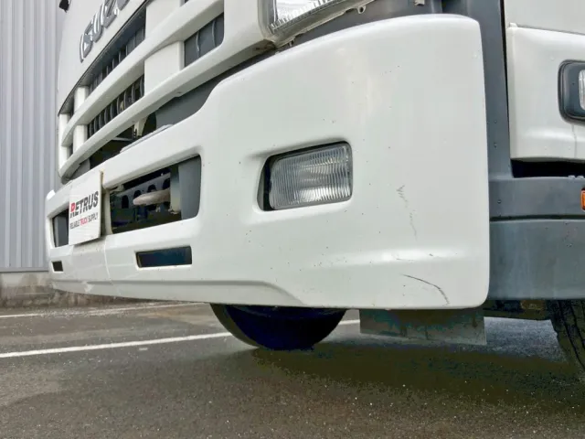 フロントバンパーの所々に小キズがあります。(助手席側)|いすゞ フォワード TKG-FRR90S2(2WD)の写真46