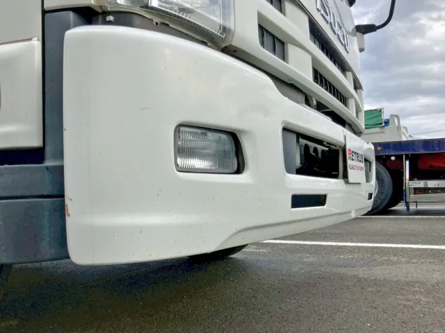 フロントバンパーの所々に小キズがあります。(運転席側)|いすゞ フォワード TKG-FRR90S2(2WD)の写真47