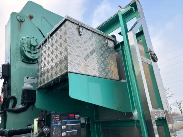 助手席側プロテクタ前側に工具箱が付いています。|いすゞ ギガ 2PG-CYY77Cの写真16
