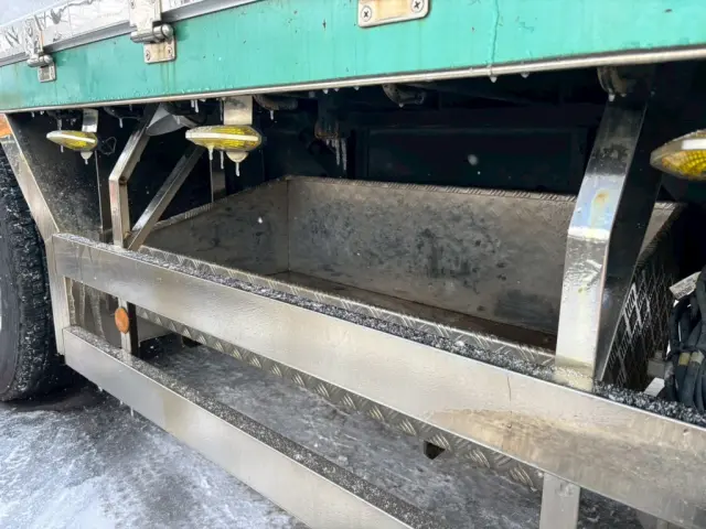 運転席側に物入れがあります。|いすゞ ギガ 2PG-CYY77Cの写真18