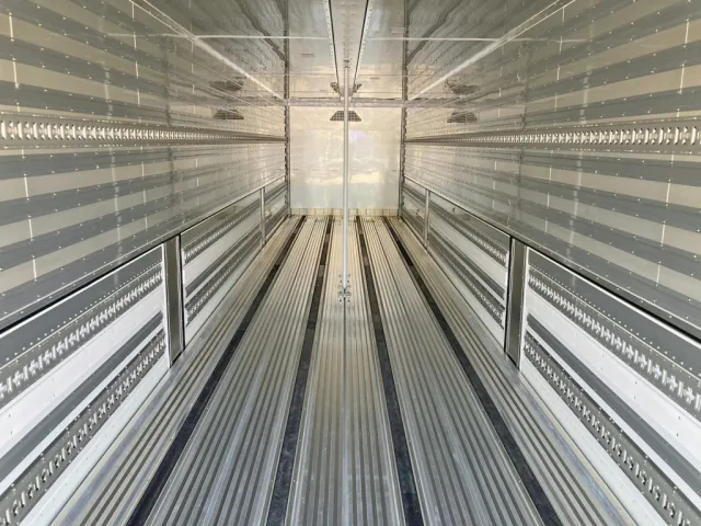 床はT型キーストンアルミ製です。(ジョロダーレールが4列付いています)|トレクス PFB34118の写真11