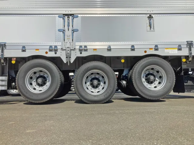 リフトアクスル機能付きです。(1・3軸目がリフトアップします)|トレクス PFB34118の写真15