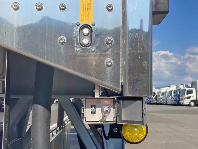 ウイングのメインスイッチ 及び 開閉スイッチです。|トレクス PFB34118の写真21