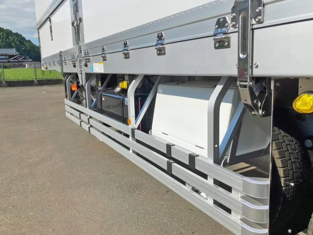 助手席側中央部に工具箱が付いています。|トレクス PFB34118の写真24