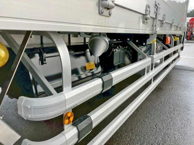 ボディー運手席側中央部に工具箱が付いています。|いすゞ フォワード 2RG-FTR90V4の写真12