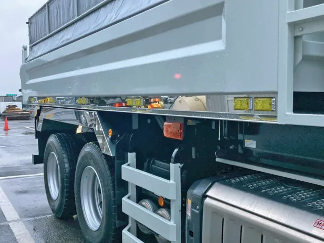 サイドレール・リヤフェンダーはステンレス製です。|三菱 スーパーグレート 2PG-FV80VXの写真13