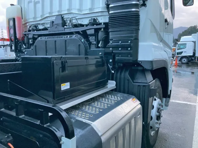 運転席側に工具箱が付いています。|三菱 スーパーグレート 2PG-FV80VXの写真16