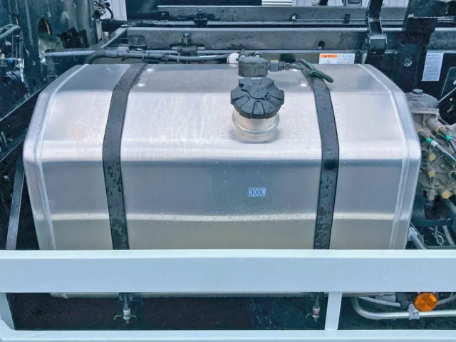 燃料タンクは300Lアルミ製です。|三菱 スーパーグレート 2PG-FV80VXの写真21