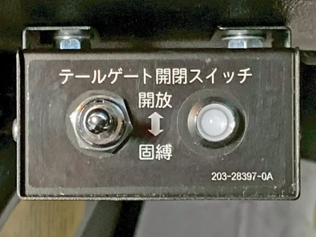 テールゲートの開閉スイッチです。|三菱 スーパーグレート 2PG-FV80VXの写真24