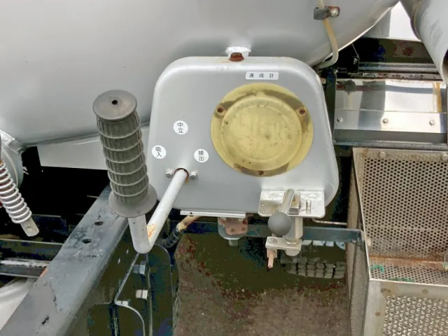 吸入・中立・排出の切り替えバルブと連成計です。|日野 レンジャー ADG-FC7JCWA(2WD)の写真14