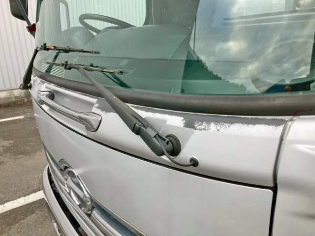 フロントパネル上部に塗装剥がれがあります。(助手席側)|日野 レンジャー ADG-FC7JCWA(2WD)の写真29