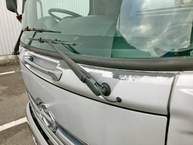 フロントパネル上部に塗装剥がれがあります。(助手席側)|日野 レンジャー ADG-FC7JCWA(2WD)の写真29