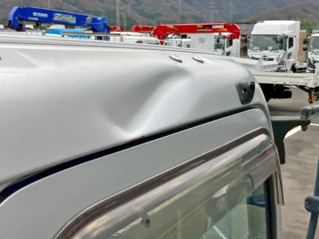 ルーフ運転席側にヘコミがあります。|日野 レンジャー ADG-FC7JCWA(2WD)の写真32